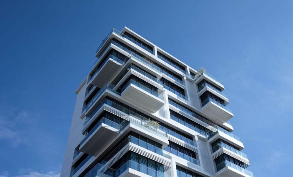 Modern residentieel appartementsgebouw met ruime balkons