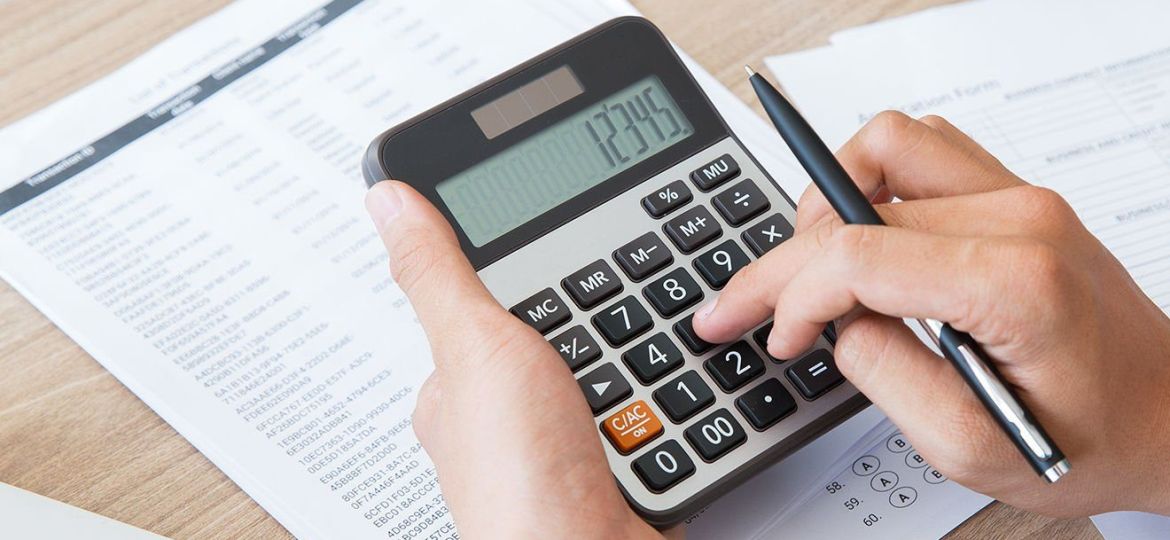 Iemand berekent het rendement van een toeristische vs residentiële vastgoedinvestering met een rekenmachine