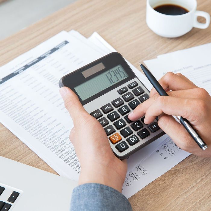 Iemand berekent het rendement van een toeristische vs residentiële vastgoedinvestering met een rekenmachine