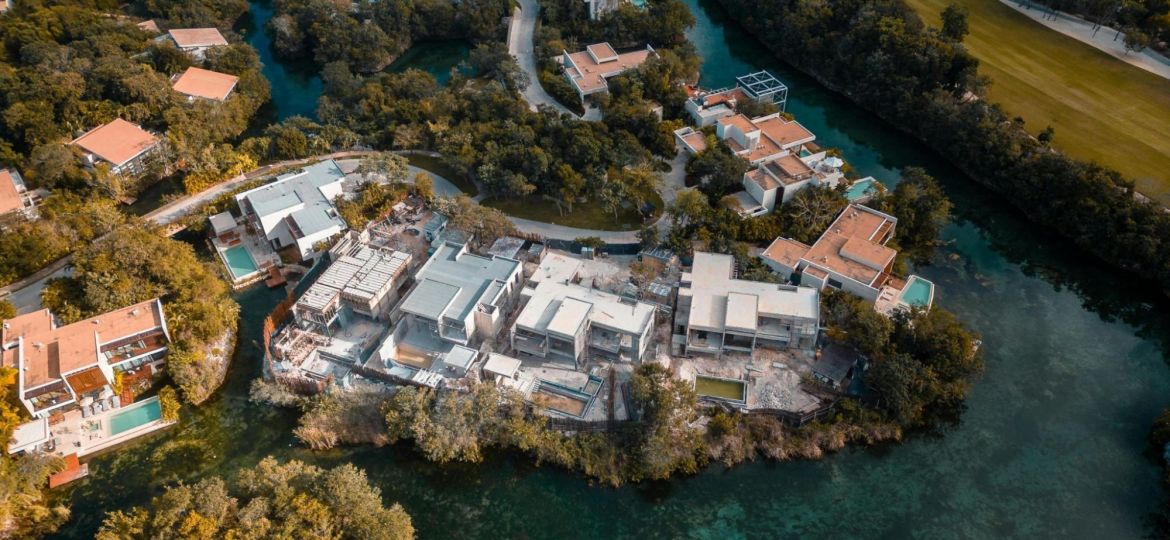 Luchtfoto van een residentiële woonwijk met vrijstaande gezinswoningen en groene tuinen