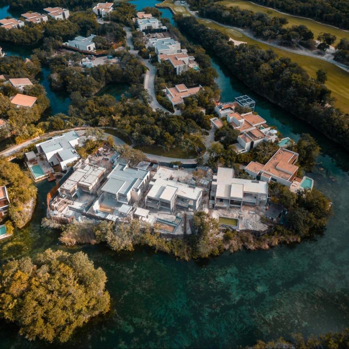 Luchtfoto van een residentiële woonwijk met vrijstaande gezinswoningen en groene tuinen