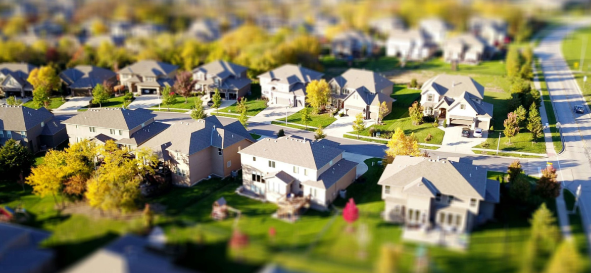 Wijk met vakantiewoningen en toeristisch vastgoed in groene omgeving