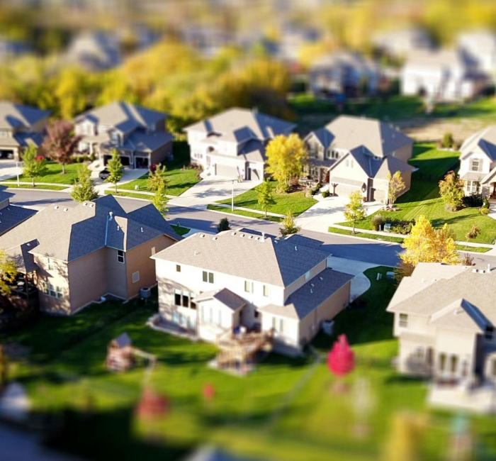 Wijk met vakantiewoningen en toeristisch vastgoed in groene omgeving